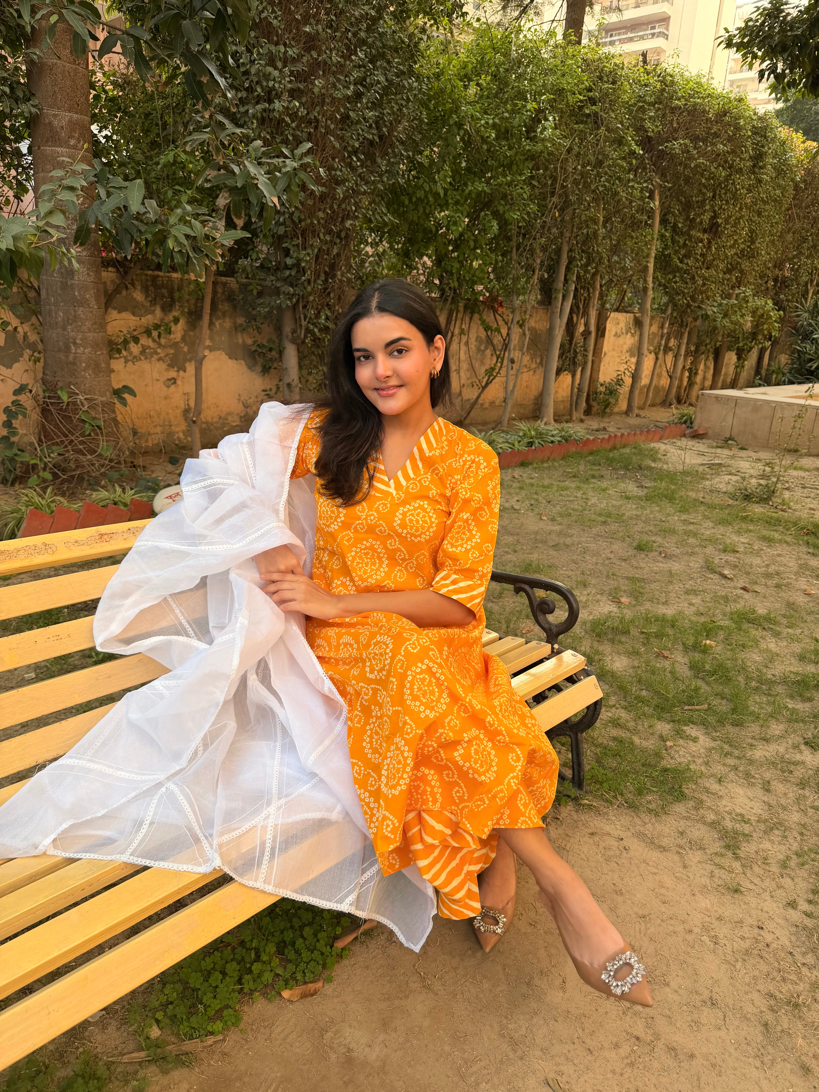 Sunehri Bandhani Set