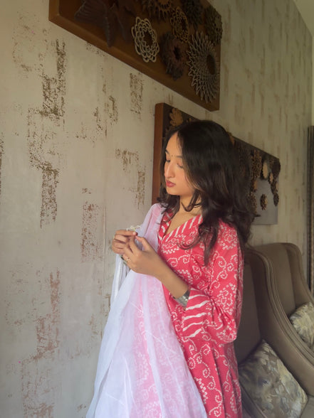 Gulabi Bandhej Set