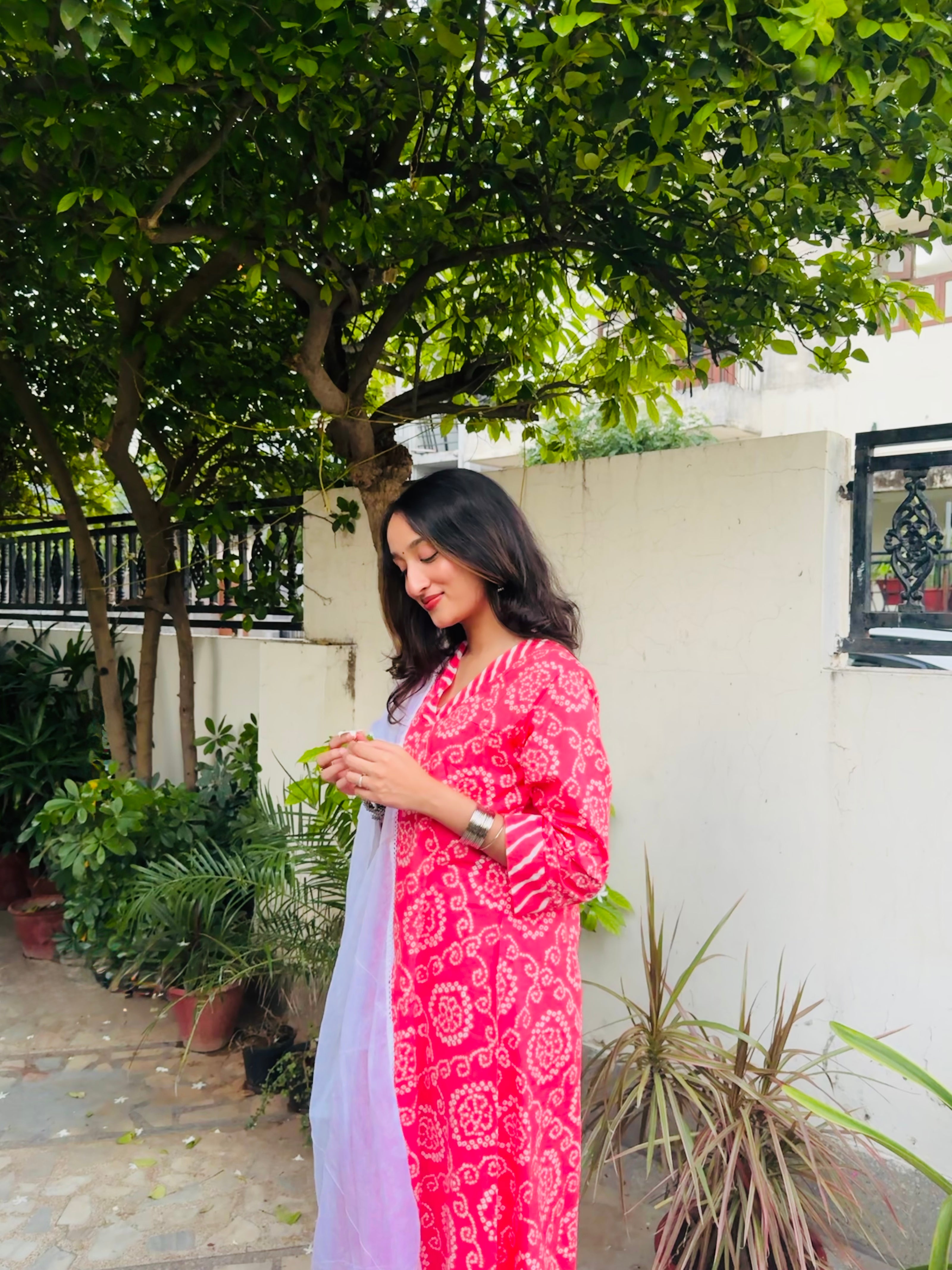 Gulabi Bandhej Set
